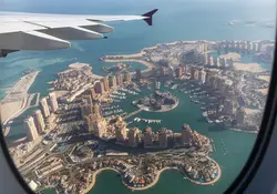 Doha desde la vista de una ventana de un avión
