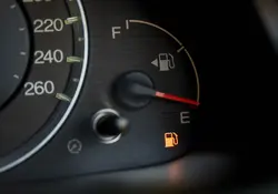 Luz de advertencia de combustible vacío en el tablero del auto
