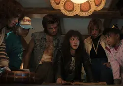 Seis personajes de Stranger Things frente a una mesa