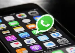 Icono de WhatsApp sobresale de la pantalla de un celular 