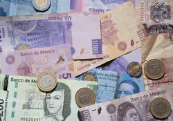 Monedasy billetes mexicanos de distintas denominaciones