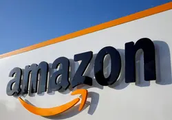 Logotipo de la empresa Amazon en la fachada de sin edificio. 