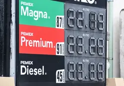 Letrero de gasolinería Pemex con los precios de magna, premium y diésel. 