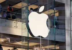 logo de computadoras apple sobre edificio de cristal 