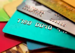 Varias tarjetas bancarias de colores amontonadas. 