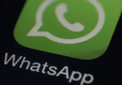 Aplicación de WhatsApp en pantalla de celular