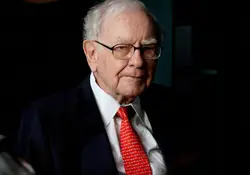 Warren Buffett con traje negro, camisa blanca y corbata roja. 