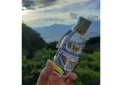 botella de aire medellin air con montañas de fondo 