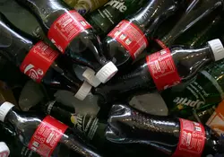 botellas de coca cola con hielos