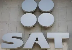 logo del SAT sobre muro de concreto 