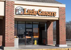 Entrada de la pizzería Little Caesars. 