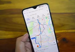 Smartphone muestra en la pantalla la app de google maps. 