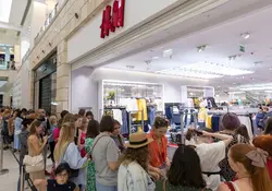 larga fila de personas formadas para entrar a H&M