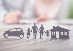 Silueta de una familia junto a un carro y una casa 