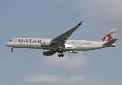Avión de la aerolínea Qatar Airways volando. 