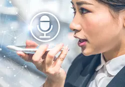 Mujer sosteniendo celular cerca de la boca con gráficos de audio encima 