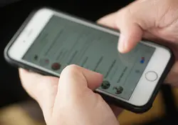 Unas manos utilizan la aplicación de WhatsApp desde un smartphone. 