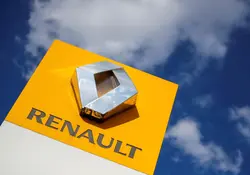 Letrero con el logotipo de la marca de autos Renault en colores amarillo y plateado. 