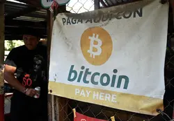 Persona a un lado de manta de comercio que acepta Bitcoin
