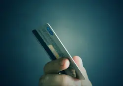 Manos sosteniendo una tarjeta de crédito