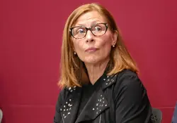 Tasiana Clouthier, titular de la Secretaría de Economía (SE), sentada en un escenario color rojo. 