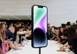 iPhone 14 en tienda de Apple con gente de fondo 