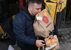 Hombre cargando bolsas de comida de McDonald's