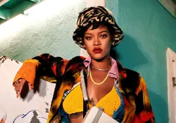 Rihanna posando con un sombrero y abrigo de colores 