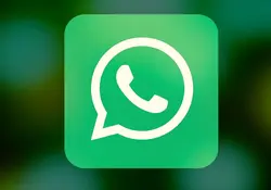 Logo de WhatsApp en fondo verde borroso