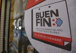 Logotipo del Buen Fin en color blanco y rojo, colocado sobre el aparador de una tienda. 