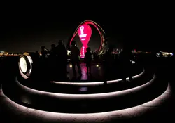 Personas viendo el logo de FIFA del mundial de Qatar 2022 