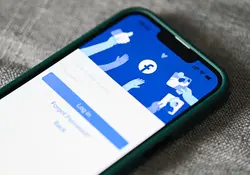 App de Facebook abierta desde un smartphone