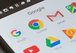 Pantalla de celular con aplicaciones de Google