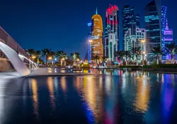 Ciudad de Doha, Qatar iluminada en la noche 