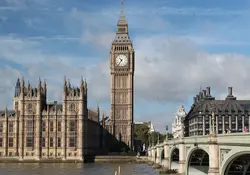 Puente en Londres y el Big Ben al centro