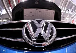 Parrilla de auto Volkswagen color azul con el cofre abierto. 