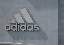 Logotipo de Adidas color plateado 