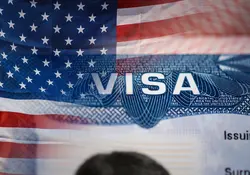 Bandera de los Estados Unidos y el logotipo de una visa encima. 