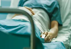 persona acostada en cama de hospital 
