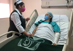 paciente del IMSS en cama con enfermera al lado 