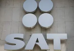 Logo del SAT sobre pared de concreto