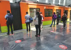 Foto del Metro de la CDMX con mujeres esperando enplataforma