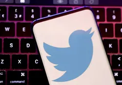 Logo de Twitter en el celular y teclado de PC 