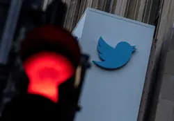 Corporativo Twitter y semáforo luz roja