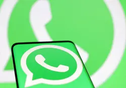 celular con logo de WhatsApp y de fondo logo de WhatsApp borroso