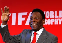 Futbolista Pelé saludando