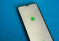 Celular con app de WhatsApp abierta 