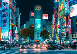 Personas transitan de noche por calles de Japón 