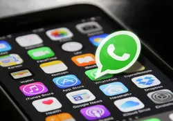 Icono de WhatsApp sobre sale de la pantalla del celular 