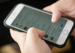 Unas manos utilizan la app de WhatsApp en un dispositivo móvil. 